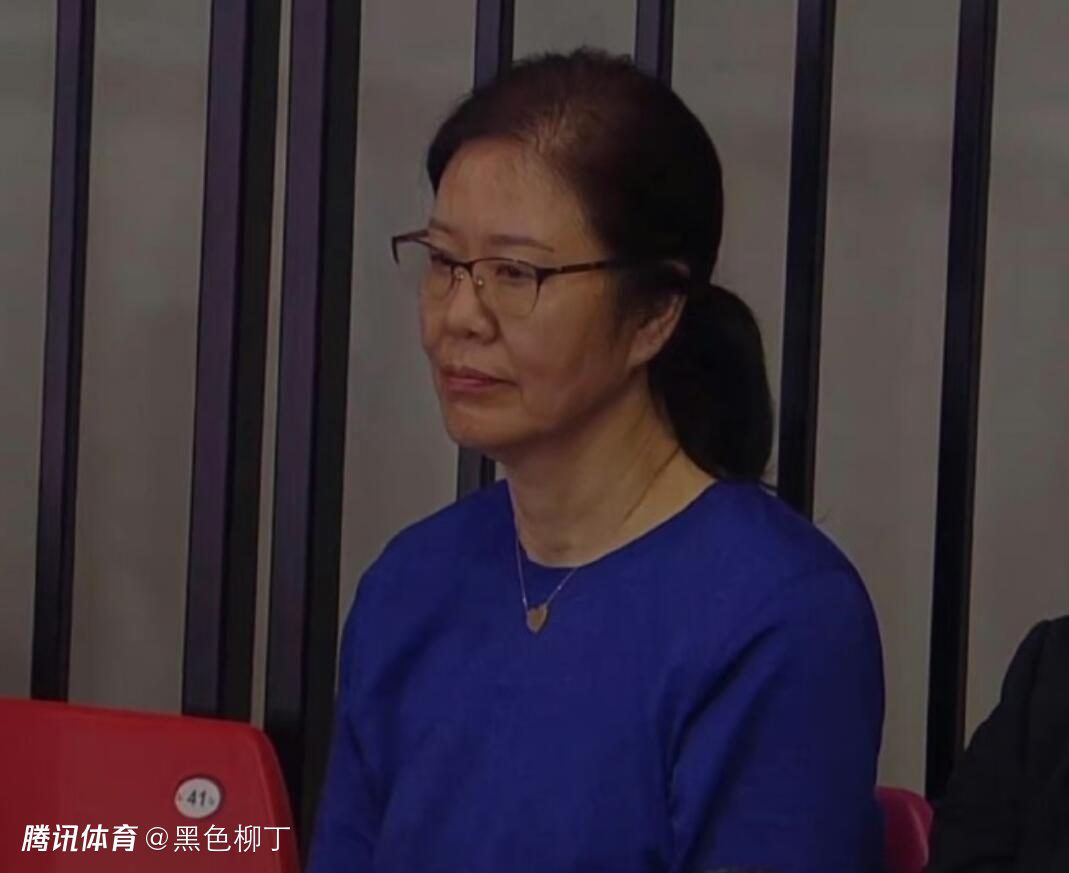 诱惑儿子朋友的年轻妈妈