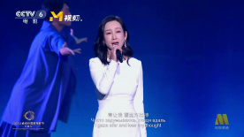 女生把肚子撑大像气球